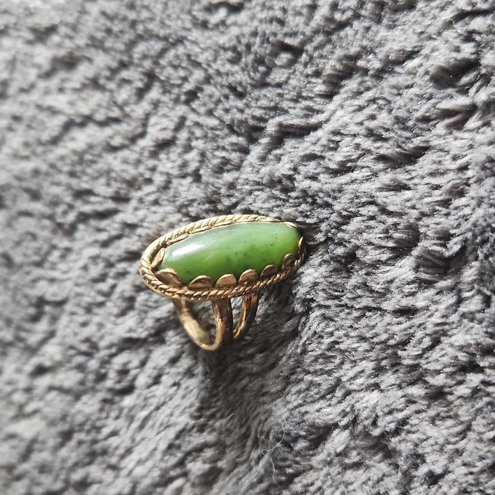 Vintage gold and jade ring